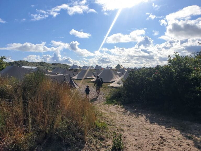 Vlieland tips met kids: Camping Stortemelk is een absolute tip voor gezinnen.