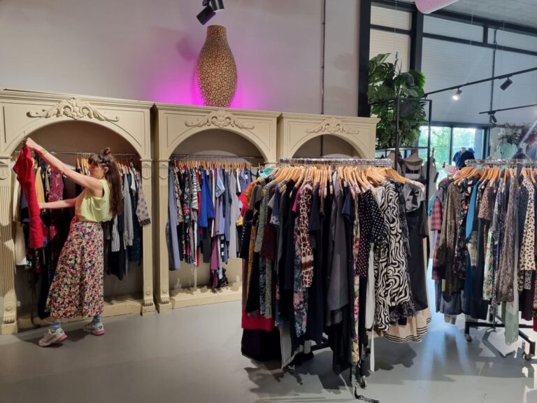 Tweedehands kleding kringloopwinkel shoptips.