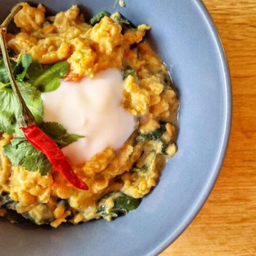 Vegan rode linzen curry met gele currypasta.