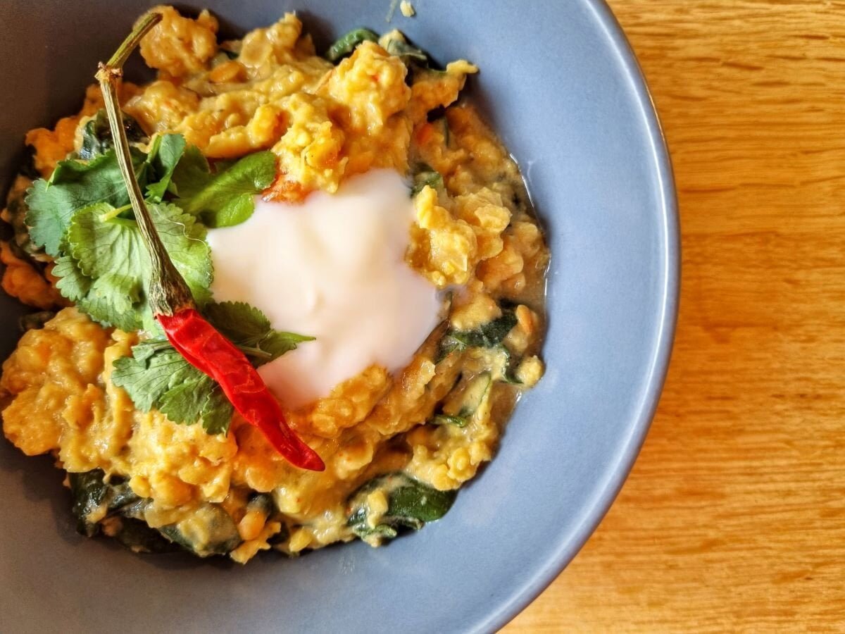 Vegan rode linzen curry met gele currypasta.