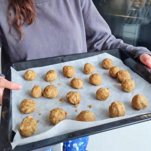 Vegan pittige ballen van kikkererwten en quinoa.