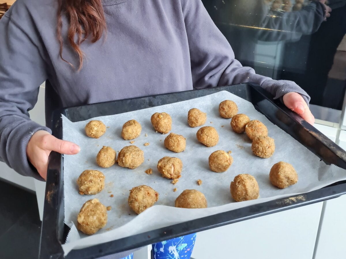 Vegan pittige ballen van kikkererwten en quinoa.