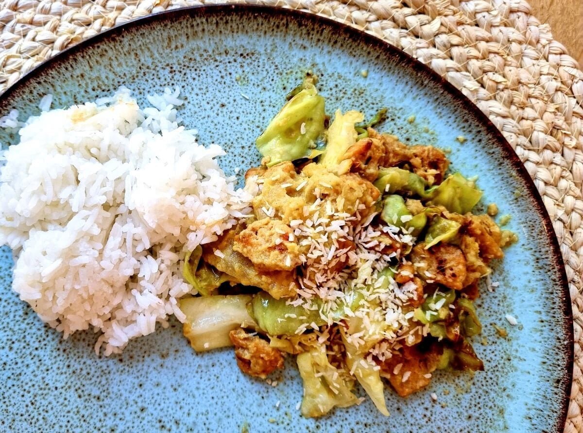 Vegang rendang met Peas Maker en spitskool.