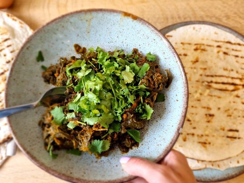 Spinazie curry op een bordje.