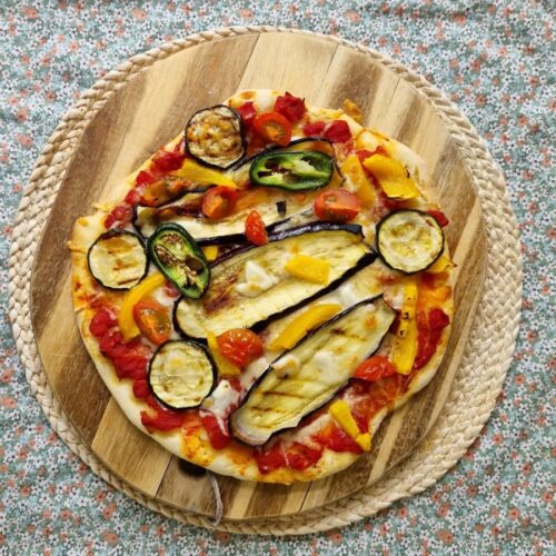 Een duurzame verspil-me-niet pizza van zelfgemaakt deeg en restgroenten.