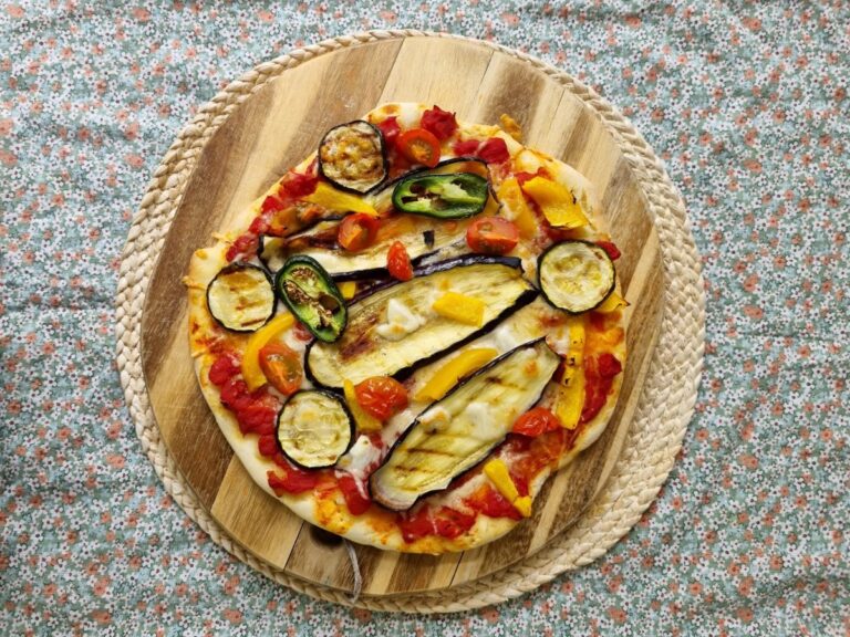 Een duurzame verspil-me-niet pizza van zelfgemaakt deeg en restgroenten.