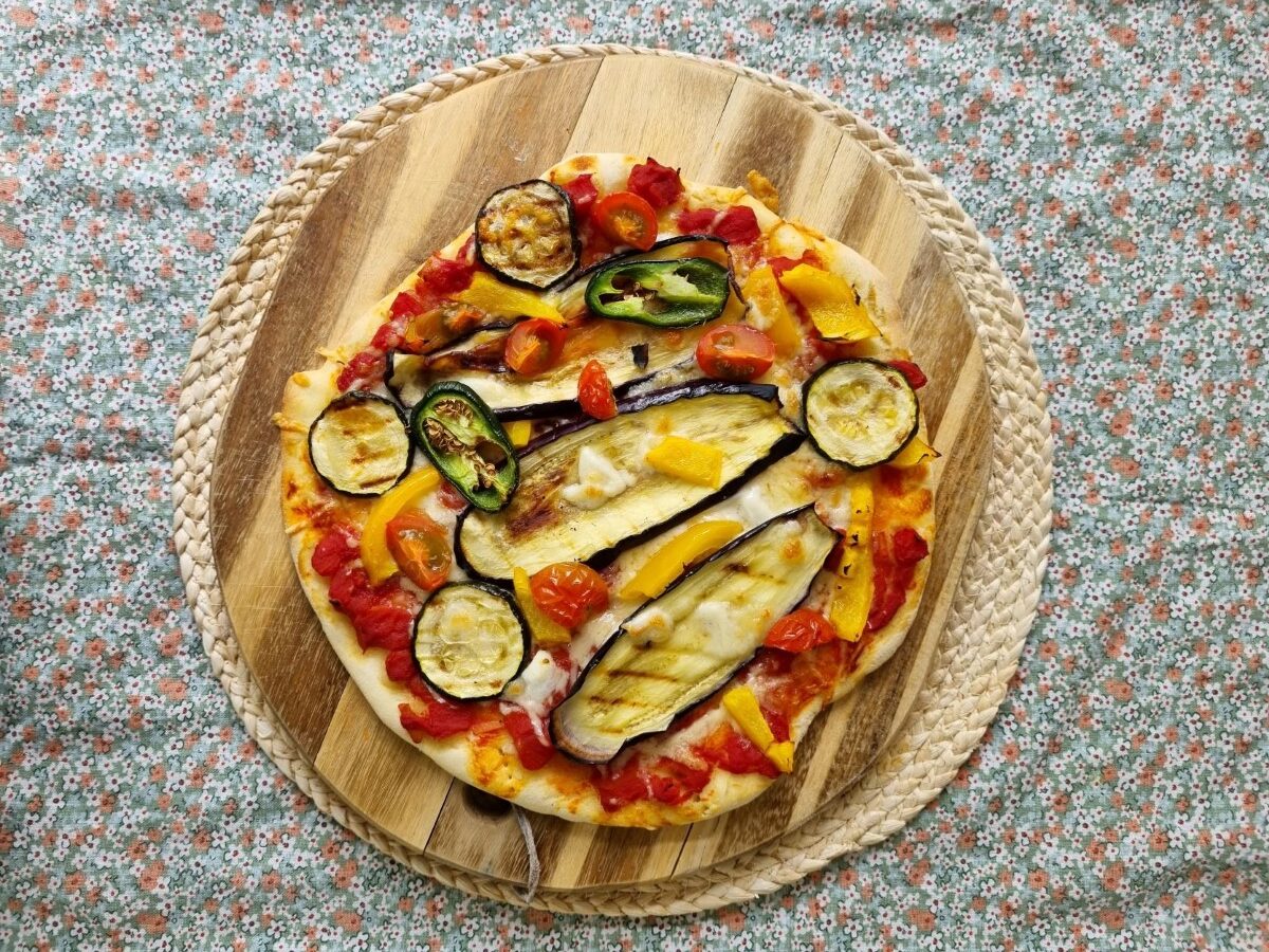 Een duurzame verspil-me-niet pizza van zelfgemaakt deeg en restgroenten.