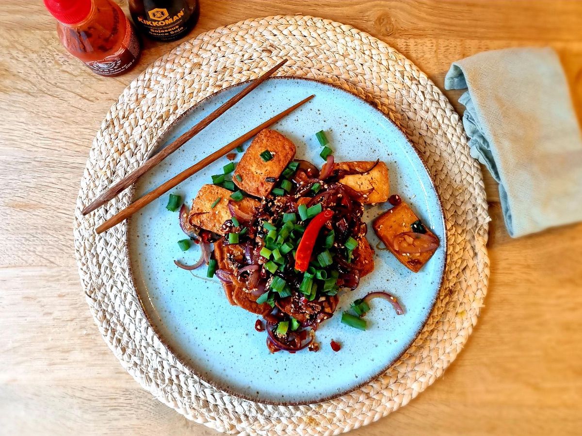 Gebakken tofu in pittige saus.