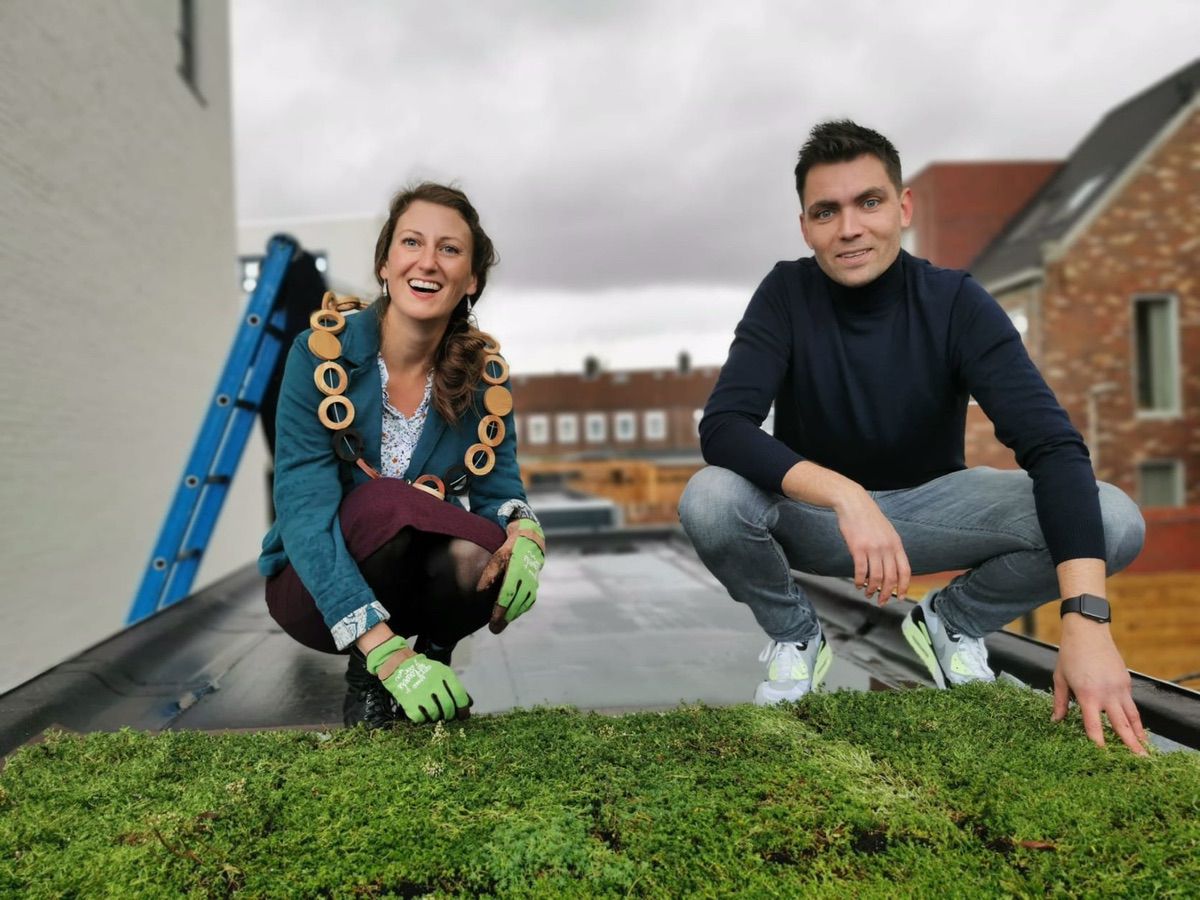 Elizah Pals als oprichter van Zero Waste Nederland als klimaatburgemeester op een groen dak.