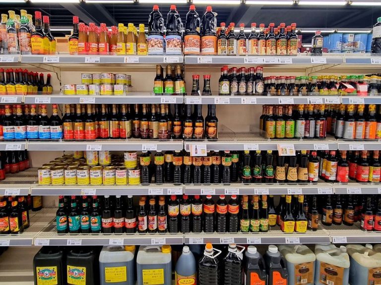 Boodschappen doen: kruiden kopen bij de toko.