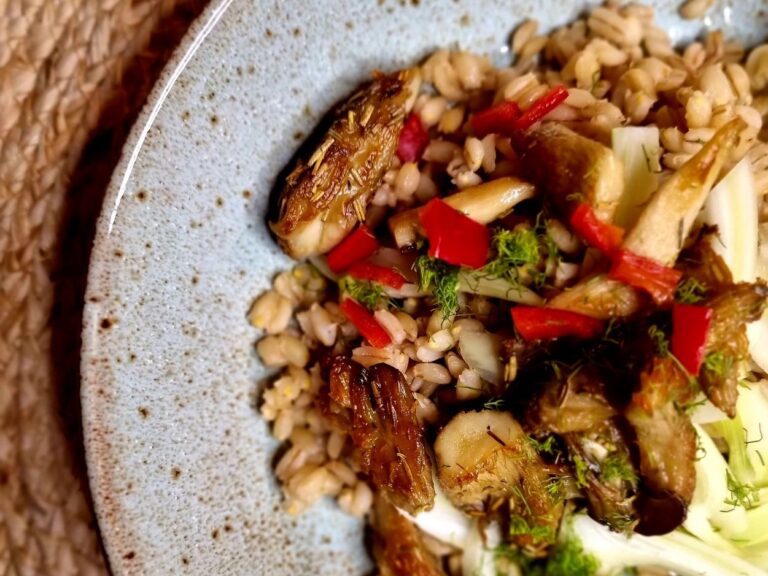 Vegan risotto van parelgort met oesterzwammen.