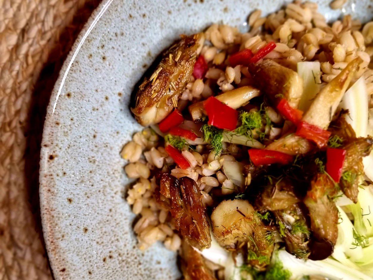 Vegan risotto van parelgort met oesterzwammen.