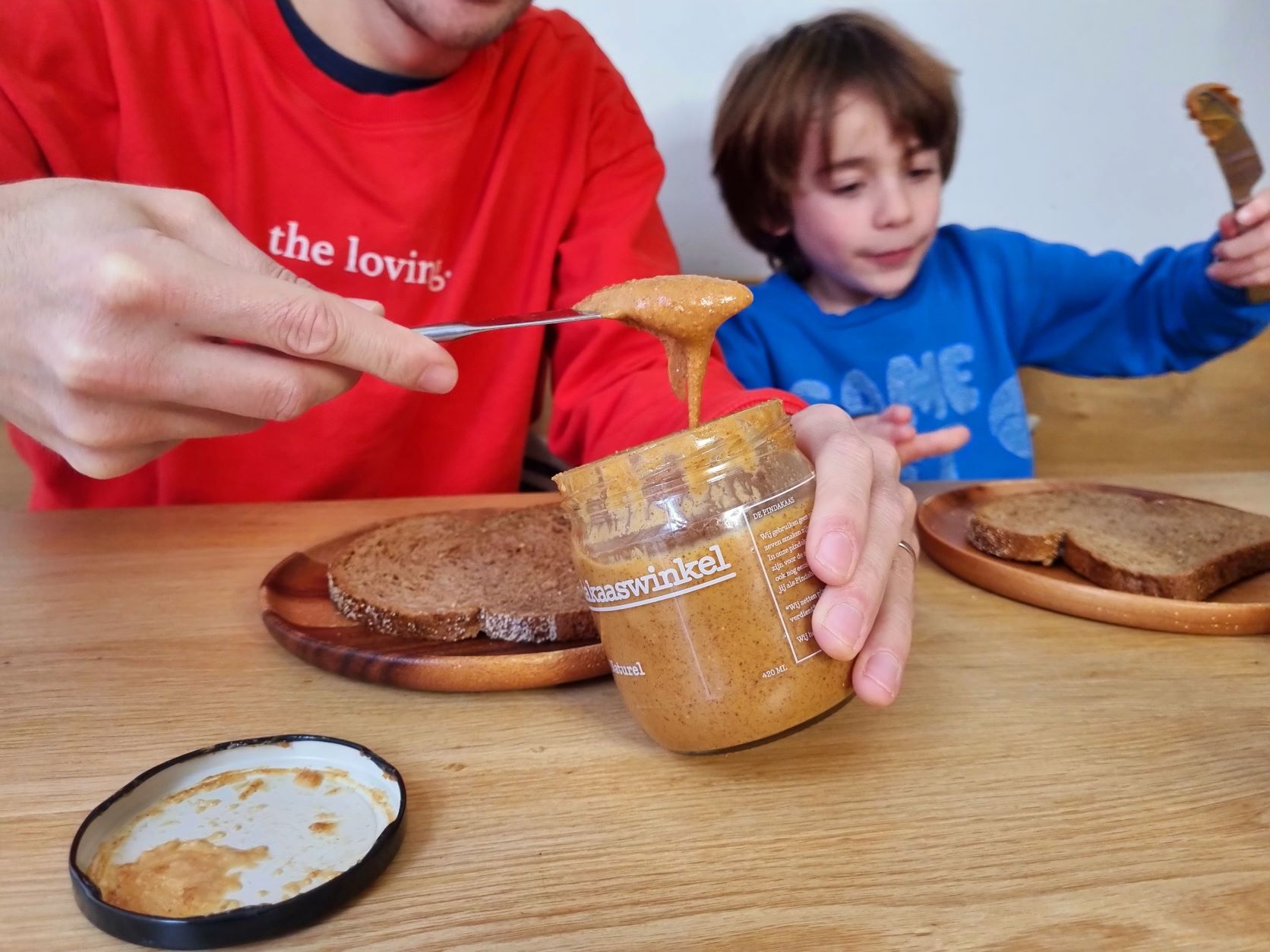 Verschillende soorten palmolievrije pindakaas testen.