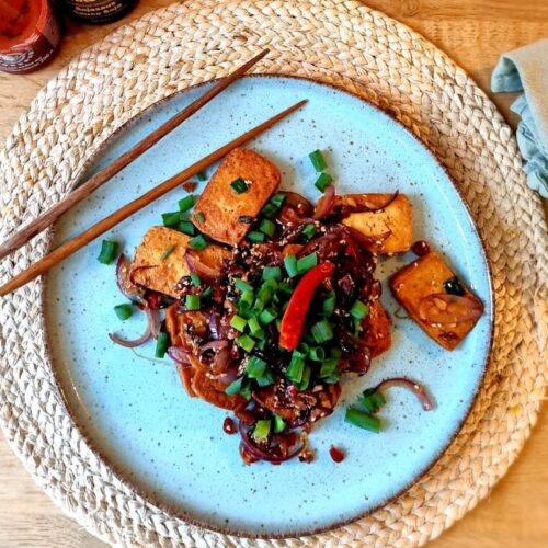Gebakken tofu in pittige saus.