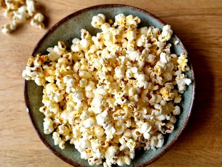 Popcorn met vegan honing en hete peper.