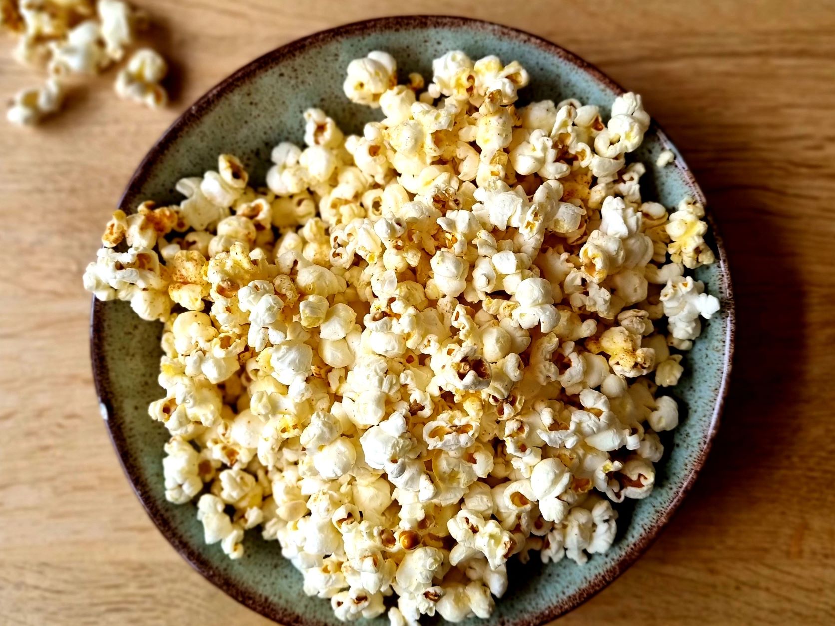 Popcorn met vegan honing en hete peper.