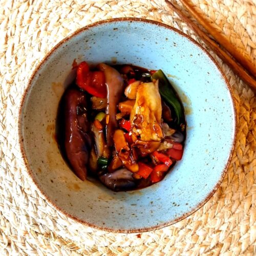 Vegan stoofpotje met lila aubergine in Szechuansaus.