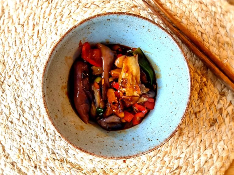 Vegan stoofpotje met lila aubergine in Szechuansaus.