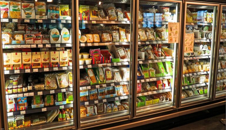 In de supermarkt kom je veel plastic verpakkingen tegen, bijvoorbeeld in het diepvriesvak.