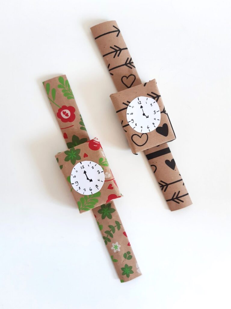 Een gezonde schooltraktatie zijn deze horloges met rozijntjes.