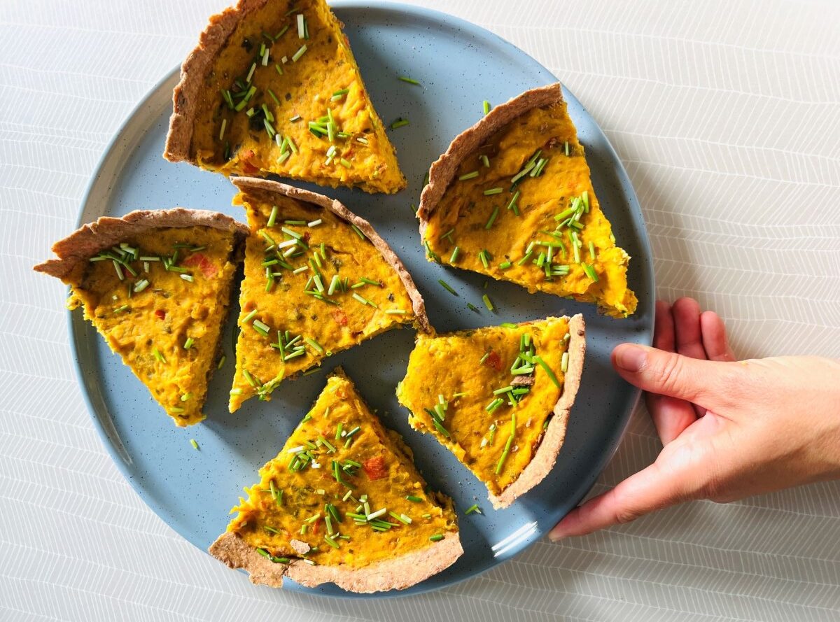 Vegan recept: pompoen-kerrie quiche.