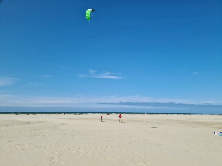 Vliegeren op het strand van Terschelling.