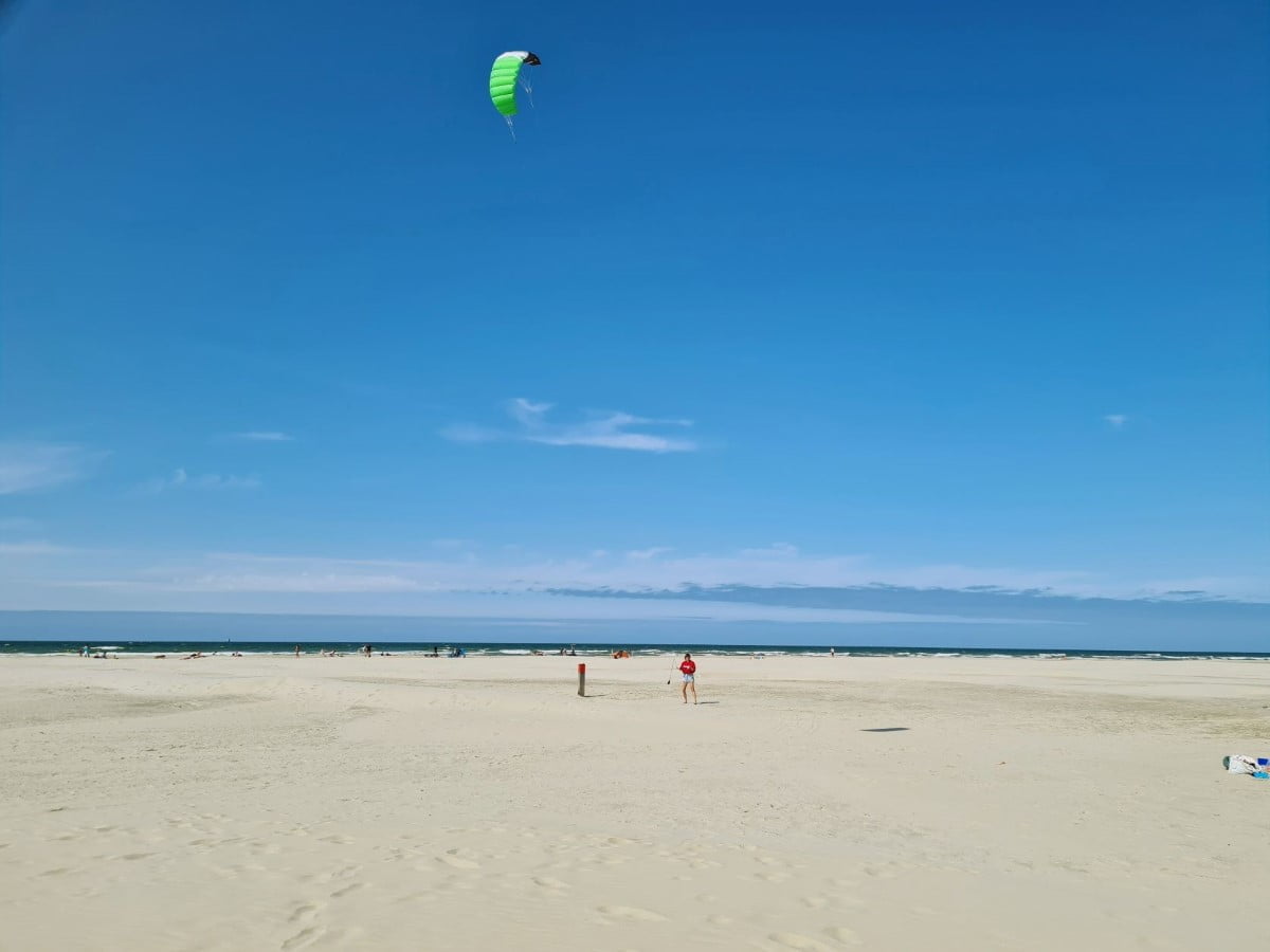 Vliegeren op het strand van Terschelling.