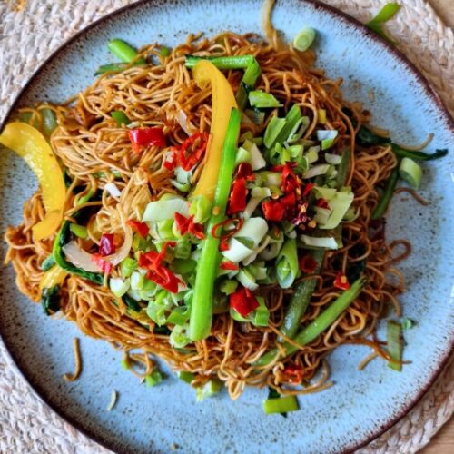 Bordje vegan bami volgens Chinees familierecept klaargemaakt, maar dan vegan.