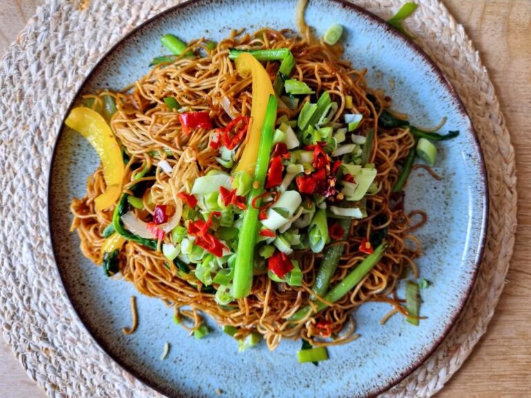 Bordje vegan bami volgens Chinees familierecept klaargemaakt, maar dan vegan.