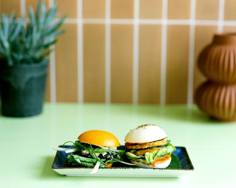 Vegan bao buns op een bordje. Bij de Veganees in Amsterdam eet je de lekkerste vegan Aziatische hapjes.