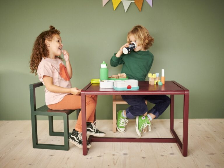Duurzame verjaardagscadeaus voor een vierde verjaardag: drinkbeker en lunchbox van Mepal.