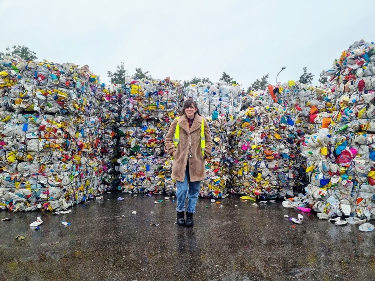 Plastic huisvuil komt in balen binnen voordat het het recyclingproces in gaat.