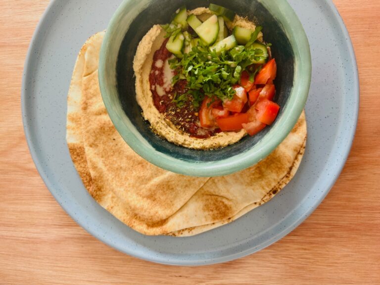 Hummusbowl met harissa-tomatensaus.