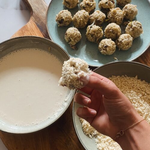 Risottoballetjes maken voor op de Vegan Italiaanse borrelplank.