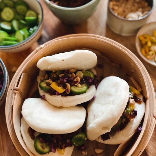 Vegan bao buns met jackfruit in een stoommandje.