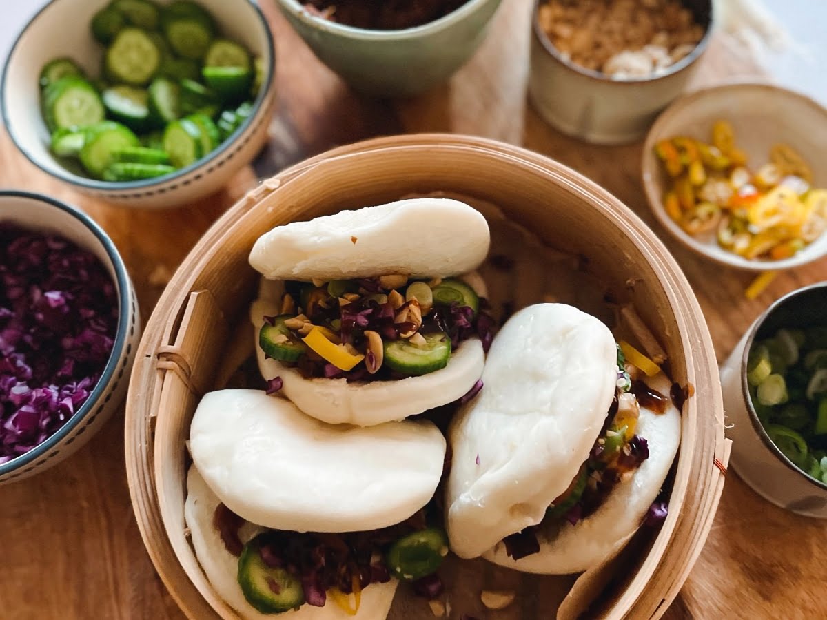 Vegan bao buns met jackfruit in een stoommandje.
