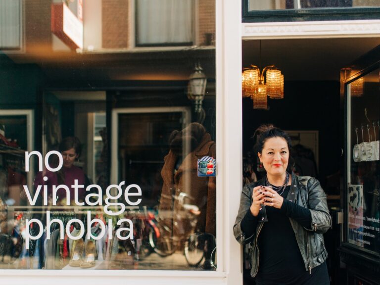 Anabelle voor haar tweedehandswinkel in Utrecht No Vintage Phobia.