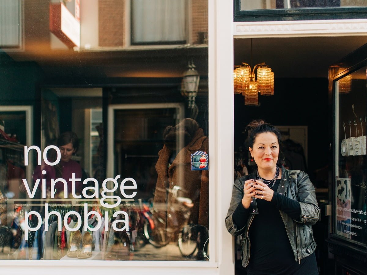 Anabelle voor haar tweedehandswinkel in Utrecht No Vintage Phobia.