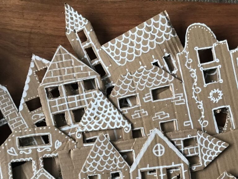 DIY kerstversiering met deze Hollandse huisjes van oud karton.