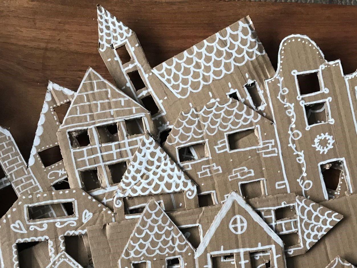 DIY kerstversiering met deze Hollandse huisjes van oud karton.