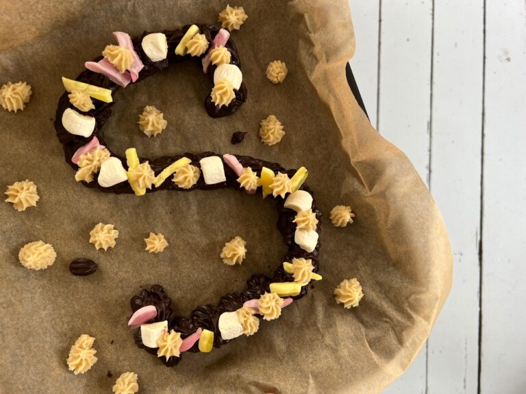 Grote vegan chocoladeletter zelf maken.