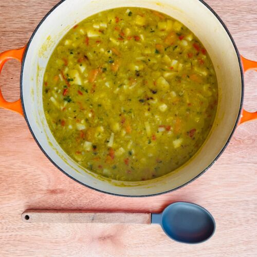 Vegan erwtensoep in een grote pan.