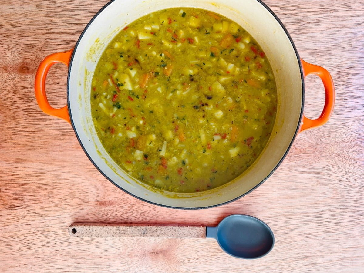Vegan erwtensoep in een grote pan.