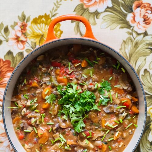 Vegan herfststoofpot in een grote pan.