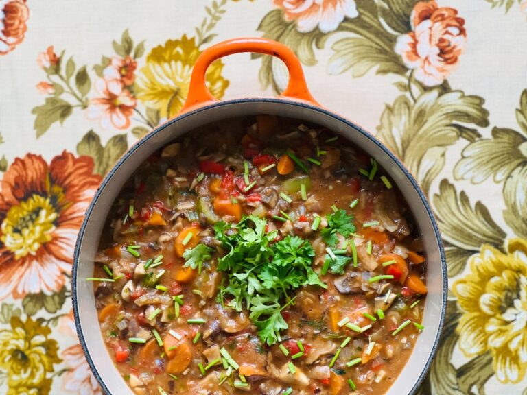 Vegan herfststoofpot in een grote pan.