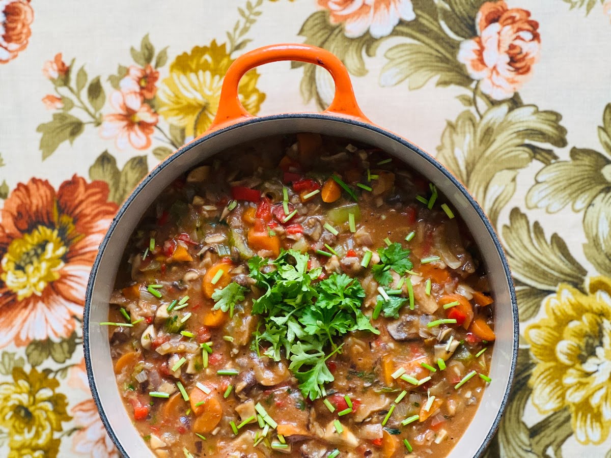 Vegan herfststoofpot in een grote pan.
