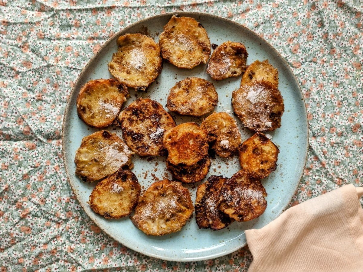 Wentelteefjes van overgebleven oliebollen.