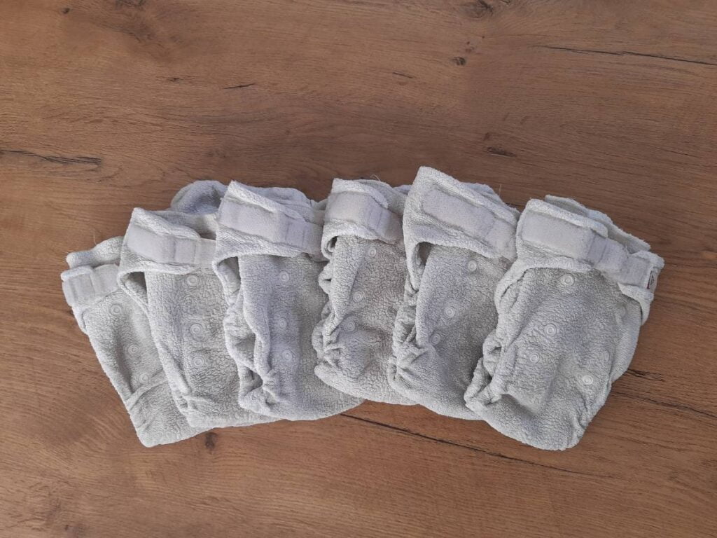Voorgevormde luiers van biologisch katoen.