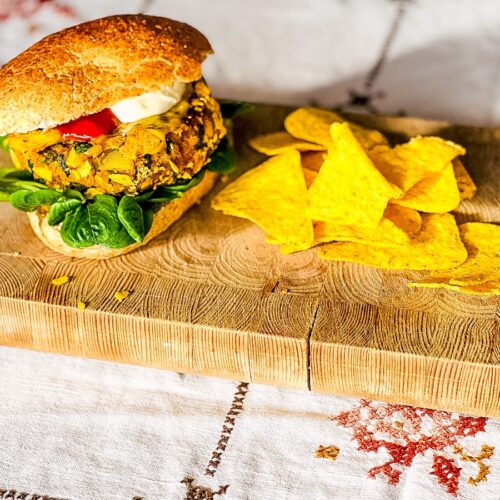 Recept: zelfgemaakte vegan cheeseburger van bonen.
