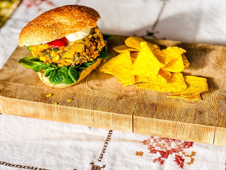 Recept: zelfgemaakte vegan cheeseburger van bonen.